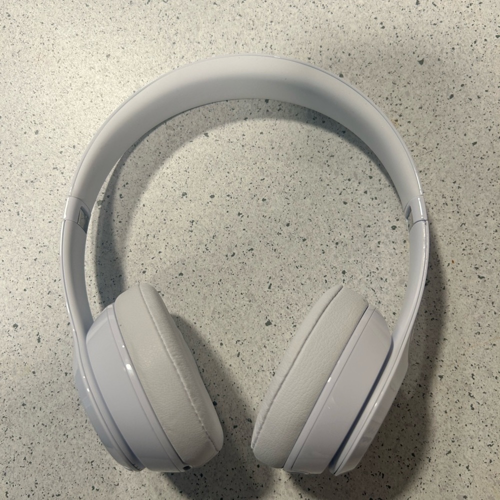 Beats Solo 3 Wireless Headphones & Charging Cable